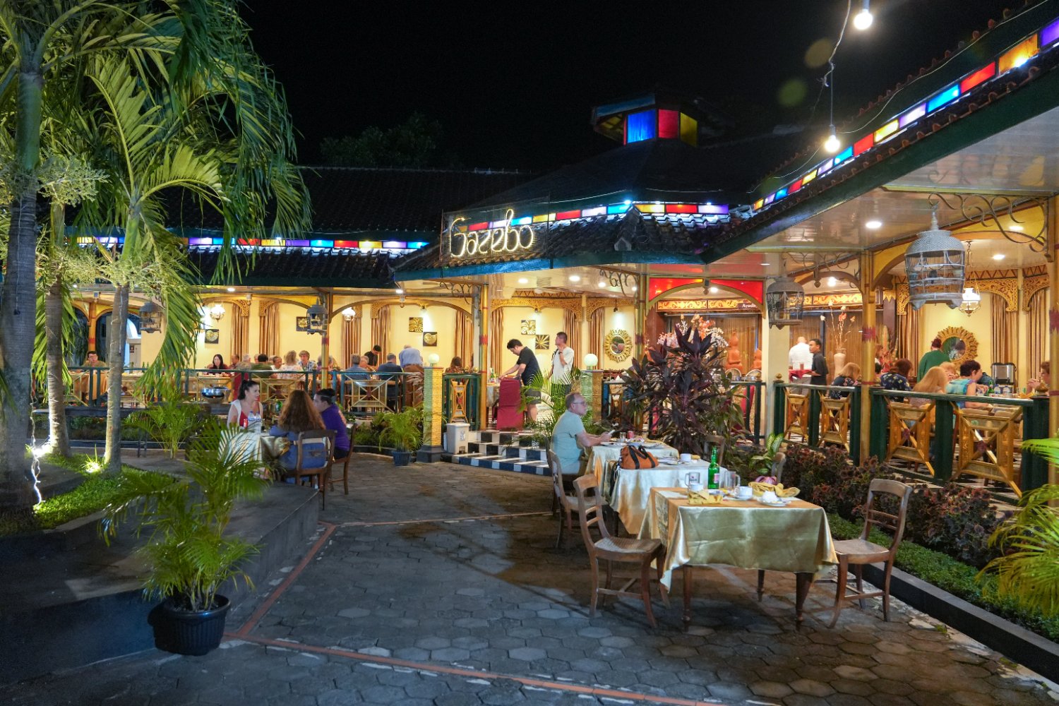 Area Gazebo malam hari